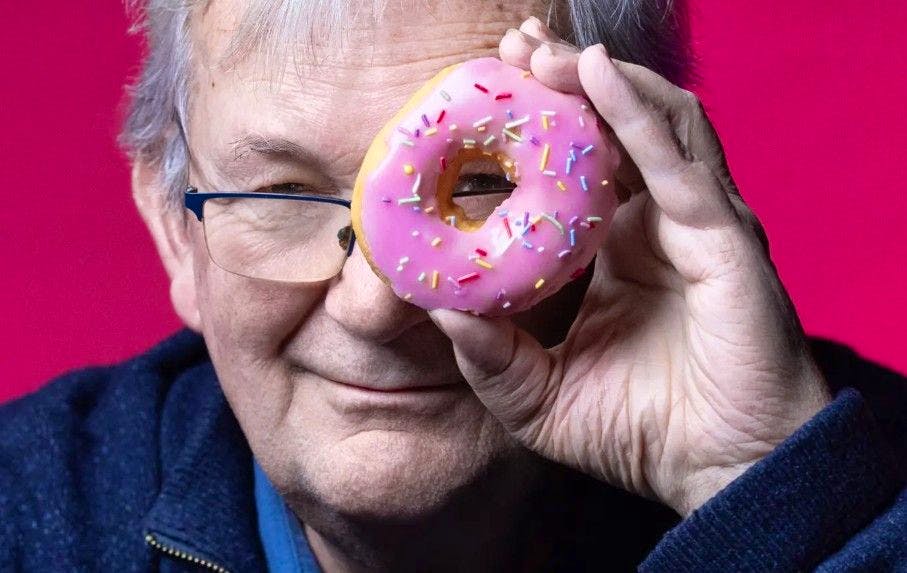 Le photographe britannique Martin Parr, célèbre pour son esthétique saturée et son regard ironique sur la vie quotidienne de ses compatriotes, est décédé samedi. Le photographe britannique Martin Parr, célèbre pour son esthétique saturée et son regard ironique sur la vie quotidienne de ses compatriotes, est décédé samedi.