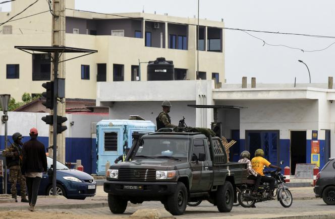 L’armée patrouille dans les rues de Cotonou, au lendemain d’une tentative de coup d’Etat militaire déjouée le jour même, le 8 décembre 2025.