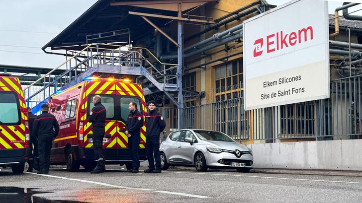 Des pompiers sur le site de l’usine chimique Elkem Silicones, à Saint-Fons, le 22 décembre 2025, à la suite de l’explosion qui a déjà causé deux décès.