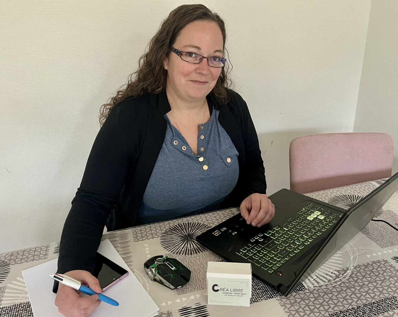 Aide-soignante, Cindy devient graphiste et lance son entreprise dans le Cotentin