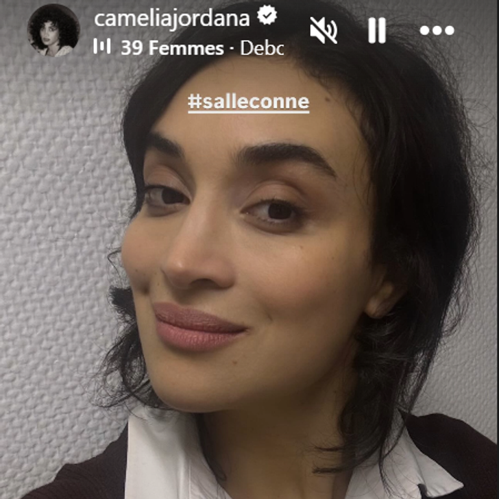 Après les propos de Brigitte de Macron, Camélia Jordana a partagé un selfie d’elle avec le #salleconne avec un grand sourire sur le même réseau social.