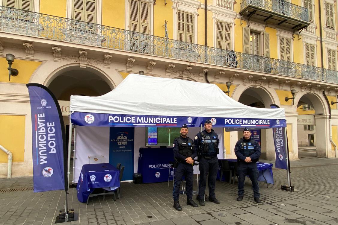 la police municipale mise sur les kiosques mobiles pour rencontrer les habitants à Nice