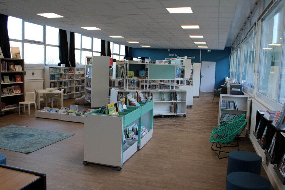 La médiathèque du bord de mer offre un bel espace lumineux, ouvert à tous