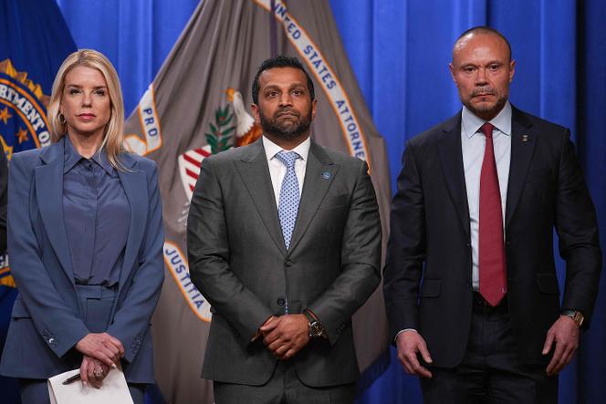 La procureure générale, Pam Bondi (à gauche), le directeur du FBI, Kash Patel (au centre), et le directeur adjoint du FBI, Dan Bongino, tiennent une conférence de presse au ministère de la justice, à Washington, le 4 décembre 2025.