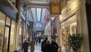 Vraies "attractions" de Paris, les passages couverts peinent à convertir les touristes en acheteurs