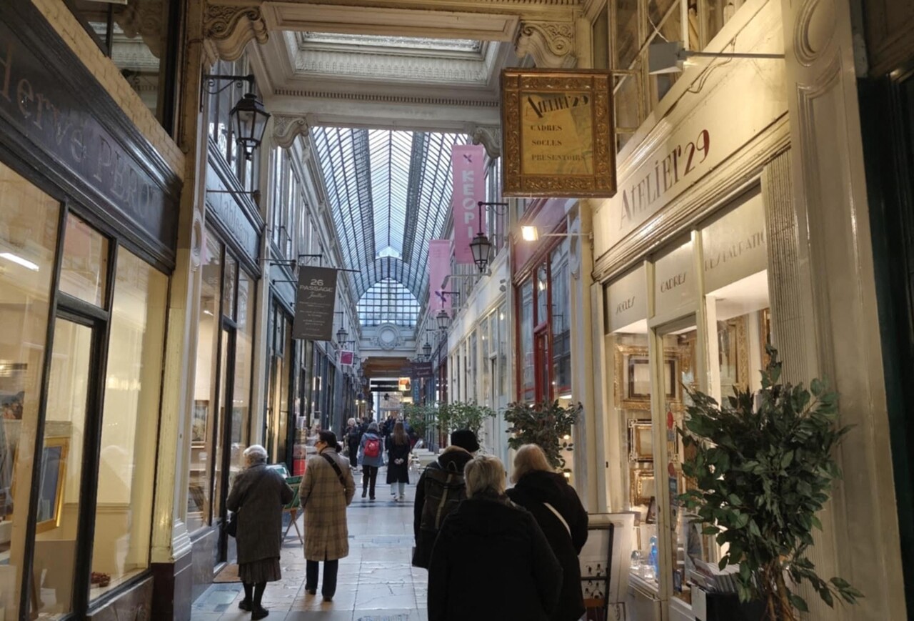 Vraies "attractions" de Paris, les passages couverts peinent à convertir les touristes en acheteurs