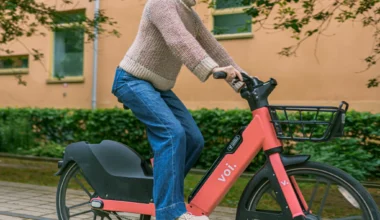 C’est quoi cette idée de vélos Voi avec porte-skis à Grenoble?