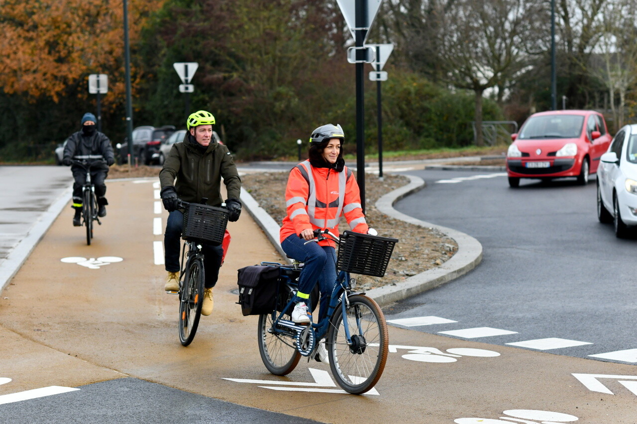 c'est quoi ce rond-point où les vélos et les piétons sont prioritaires ?