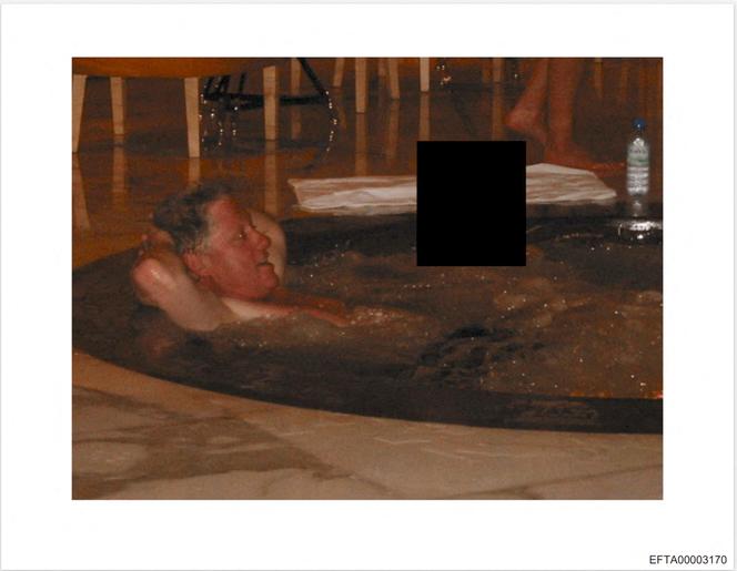 Cette photo fournie par le ministère de la justice américain, le 19 décembre 2025, montre une image non datée de l’ancien président Bill Clinton dans un jacuzzi dans un lieu tenu secret.