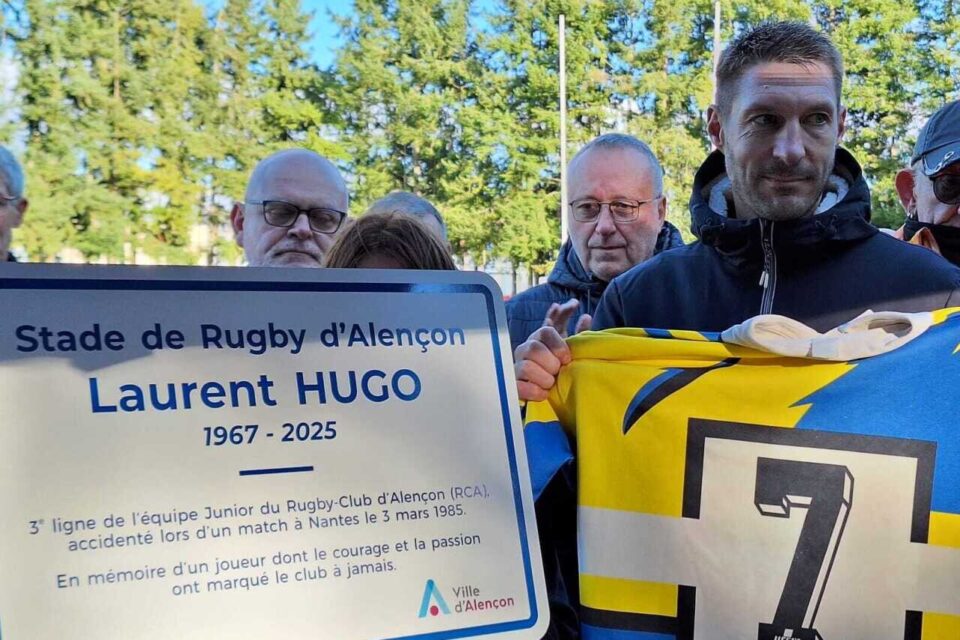 Raphaël, le jeune frère de Laurent Hugo, ici avec son maillot du RCA.