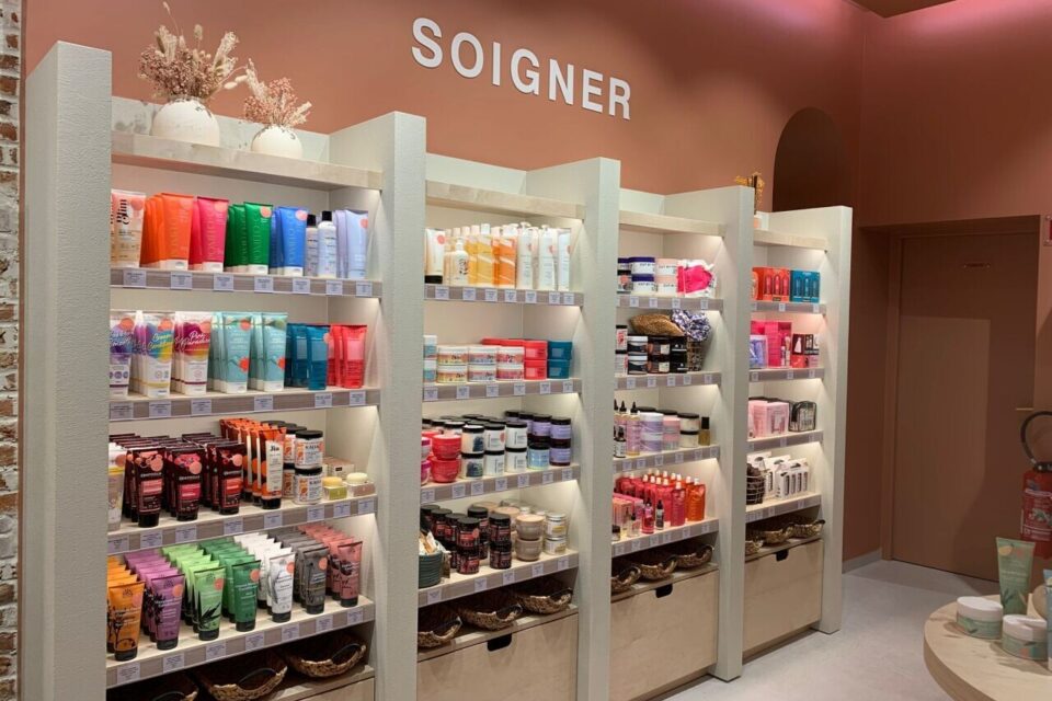 La fiche diagnostic établie pour chaque client le guide dans l'achat de produits adaptés à sa chevelure.