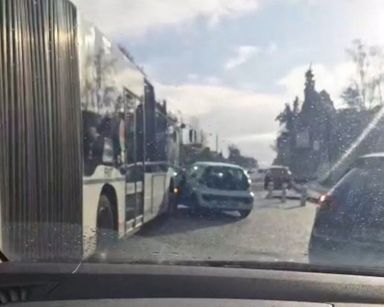 L'IMAGE. Une impressionnante collision entre un bus et une voiture au Mesnil-Esnard
