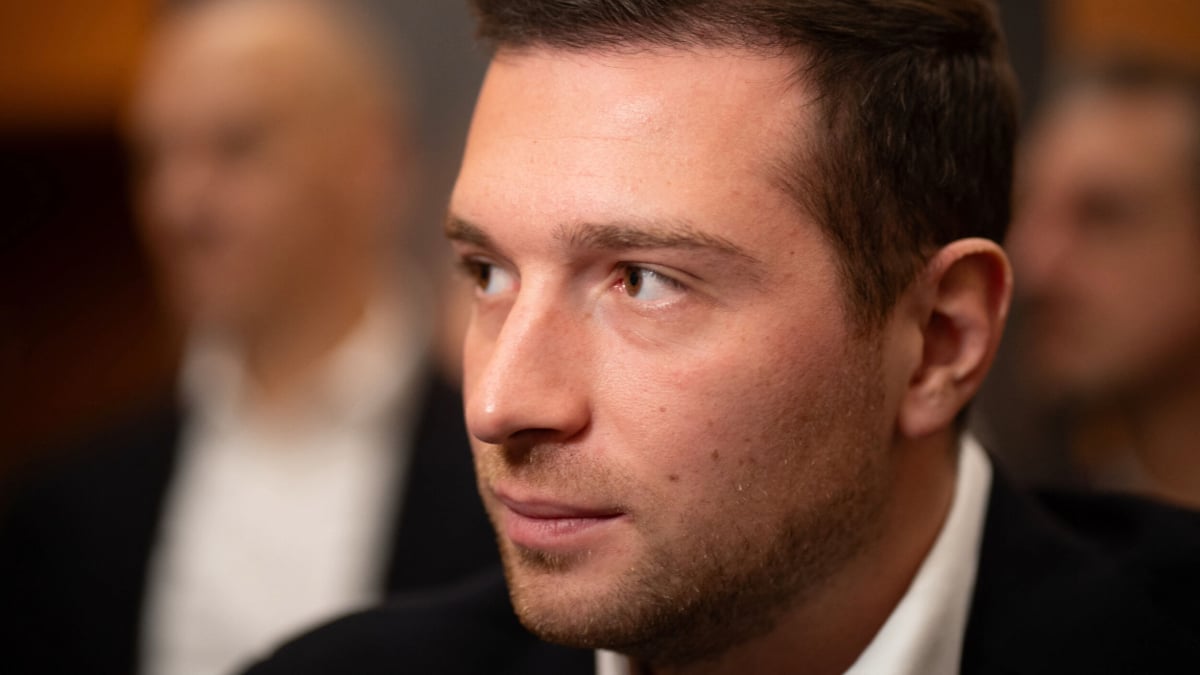 "Je vous trouve bien inélégante" : Roselyne Bachelot se moque de Jordan Bardella, le leader RN contre-attaque