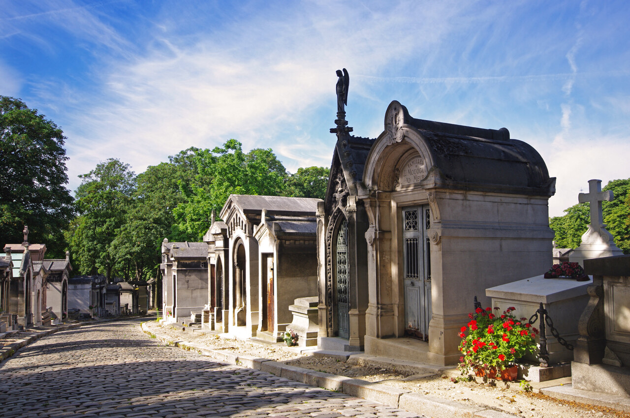 Parmi les 70 000 tombes que compte le Père-Lachaise à Paris, celle de Fernand Arbelot est une des plus folles