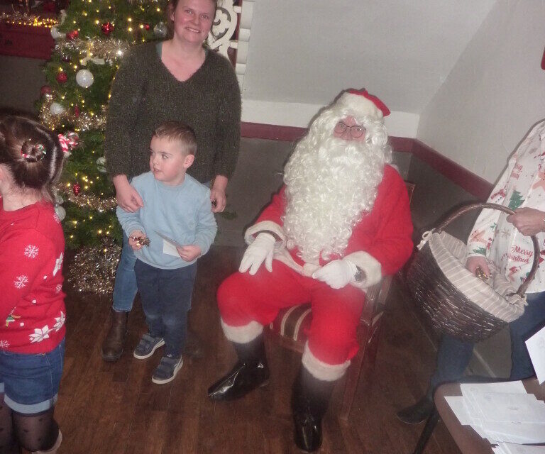Père Noël pose pour la photo