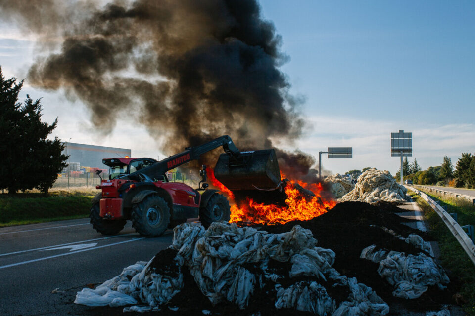 Une épaisse fumée noire s’élève du feu bloquant la circulation à Saint-Martin-de-Crau dans les Bouches-du-Rhône, samedi.