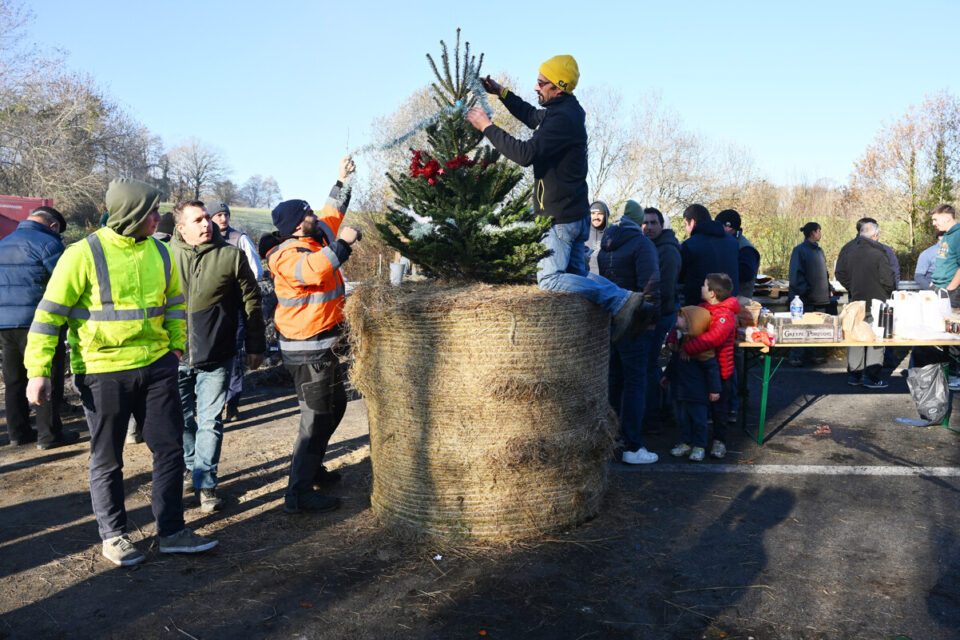 Des manifestants décorent un arbre de Noël alors qu’ils bloquent l’autoroute A64 entre Bayonne et Pau ce dimanche.