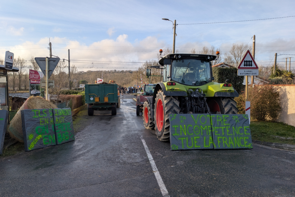 Les agriculteurs du Lauragais tiennent un point de blocage de la RD813 et de la ligne SNCF Toulouse - Narbonne à la sortie de Villefranche-de-Lauragais.
