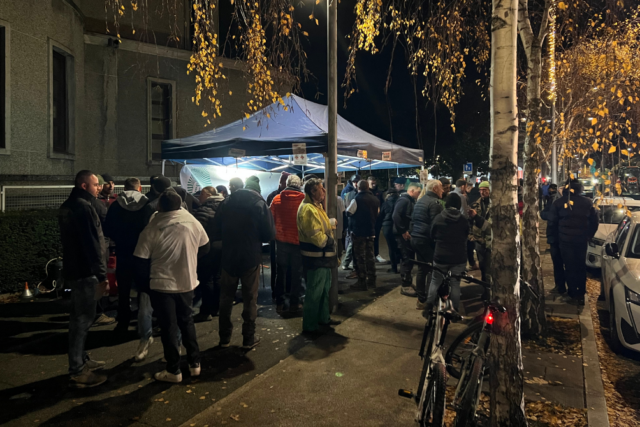 Plusieurs dizaines d’agriculteurs et des tracteurs ont répondu présent dès mercredi 17 décembre à l’appel de la FDSEA. Ils ont passé la nuit sur les boulevards à Grenoble. (© Document remis à actu Grenoble / FDSEA Isère)