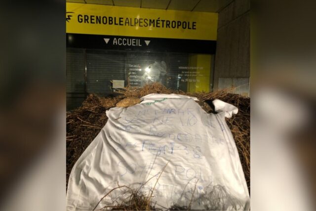 Des bottes de paille ont également été déposés devant des administrations à Grenoble, mercredi 17 décembre. (© Document remis à actu Grenoble / FDSEA Isère)
