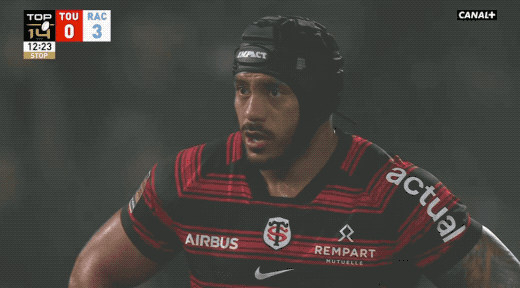 Même lui a l'air super gêné.