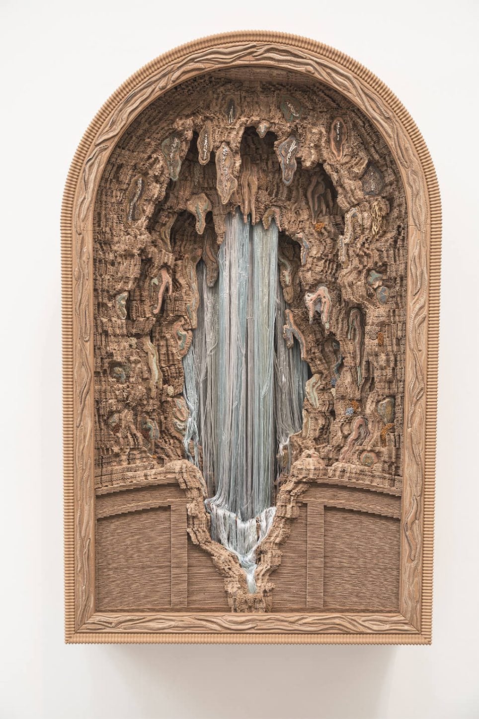 Œuvre inédite d’Eva Jospin entre carton, broderie et fils, exposée au Grand Palais pour l’exposition « Grottesco »