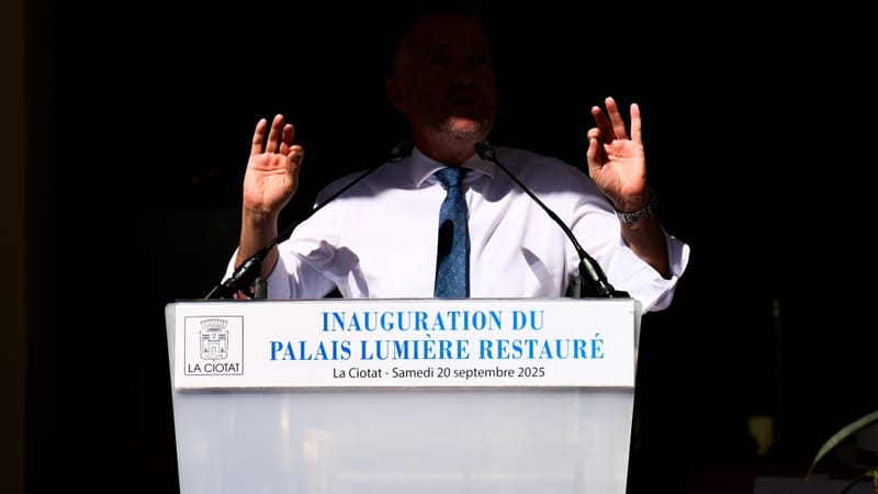 4. Alexandre Doriol, maire de La Ciotat, inaugure le Palais Lumière le 20 septembre dernier et se retrouve malencontreusement en partie dans l'ombre, un comble...