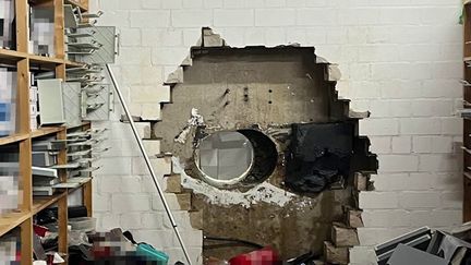 À Gelsenkirchen (Allemagne), une banque a été vidée de ses coffres pendant la pause de Noël. Près de trente millions d'euros ont été dérobés par des malfrats qui sont parvenus à creuser un trou dans le mur d'une banque pour accéder à la salle des coffres. Ils se sont emparés de tout l'argent liquide, de bijoux ou encore de l'or.