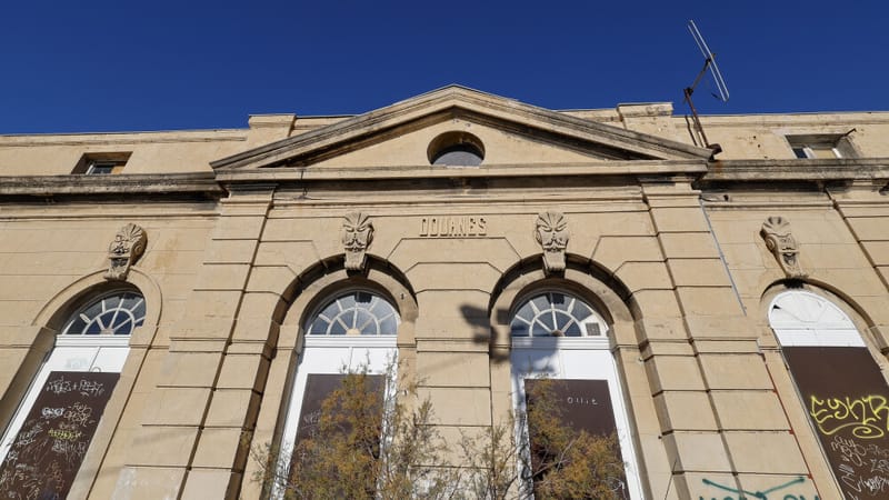 À l'Est, la consigne sanitaire est occupée par l'association Marseille Capitale de la Mer depuis 2023. Le Grand port maritime de Marseille (GPMM) en est propriétaire depuis 1959. Et l'association possède un bail d'occupation de 10 ans.