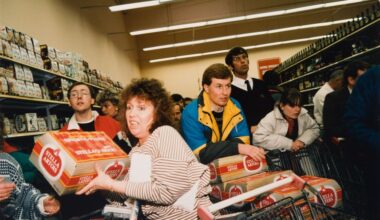 PHOTOS. Quand Martin Parr photographiait les Britanniques venus acheter des litres de bière dans les supermarchés du littoral du Pas-de-Calais