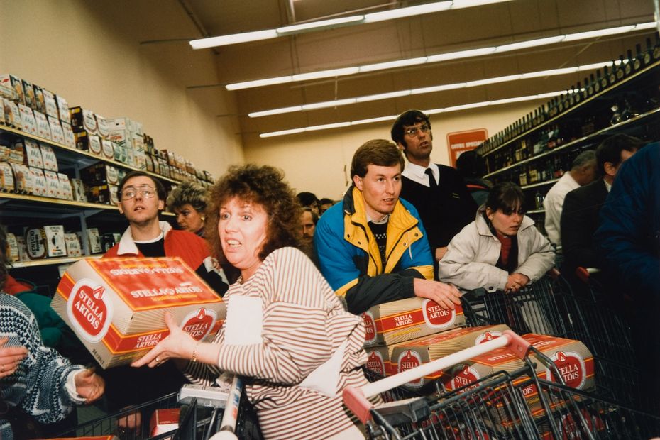 PHOTOS. Quand Martin Parr photographiait les Britanniques venus acheter des litres de bière dans les supermarchés du littoral du Pas-de-Calais