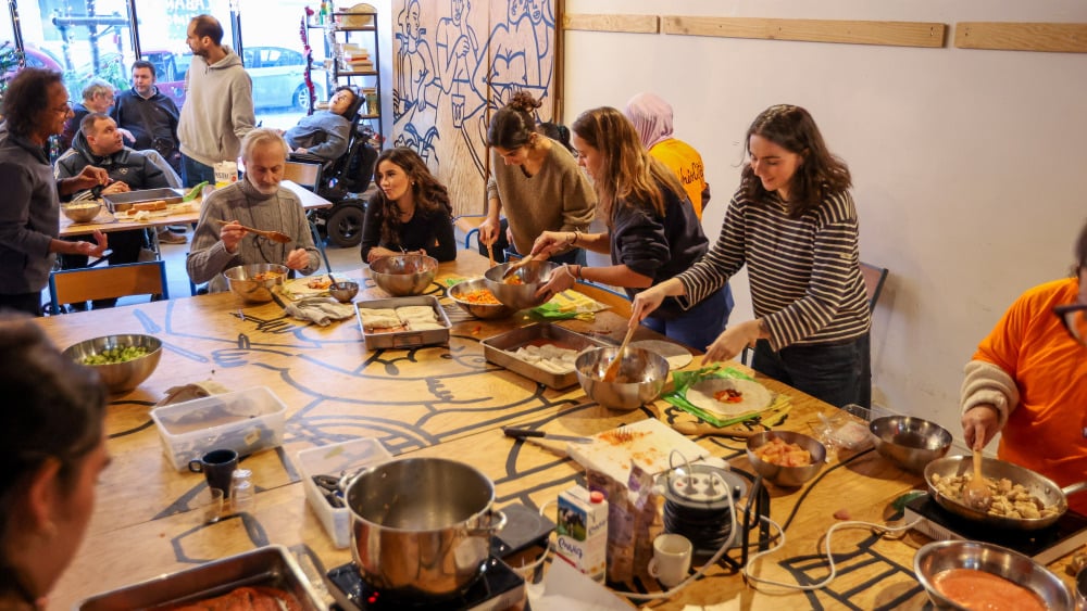 À la table d'hôtes du Cabanon de Simon à Marseille, le bénévolat se vit à plein cœur
