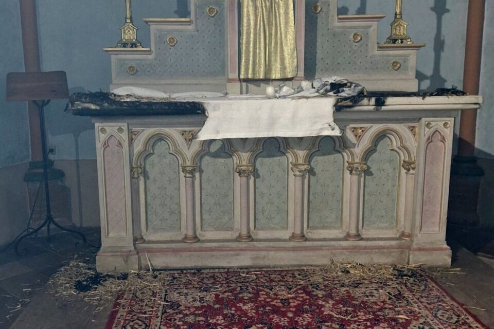 L'autel de la chapelle située à droite du choeur, a aussi été touché.