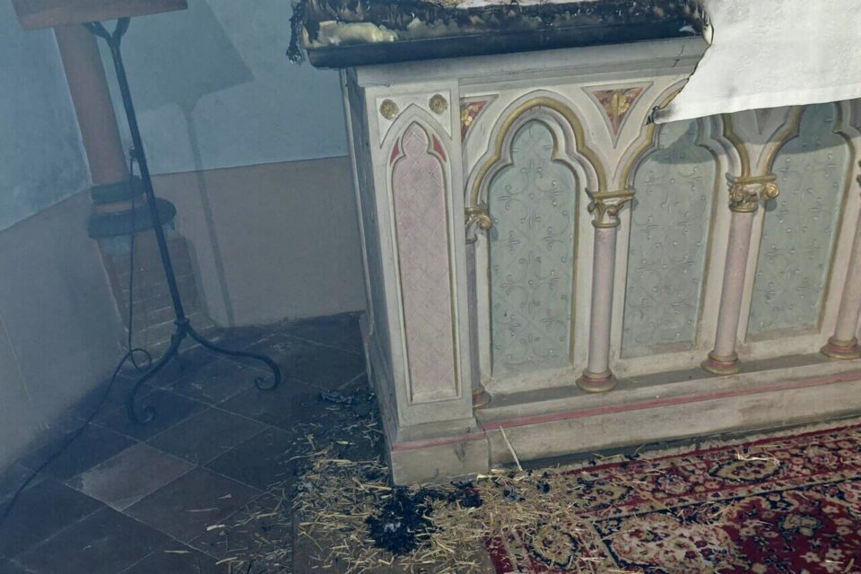 De la paille de la crèche de Noël se trouve au pied de l'autel sinistré.