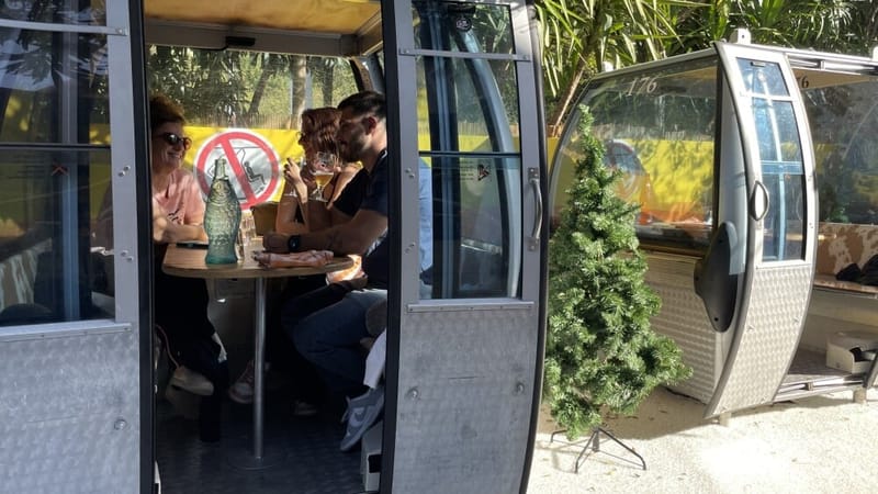 Aux abords de la gare de La Ciotat, le restaurant La vieille chouette se transforme en Chouette 1800, une station de ski, en plein soleil méditerranéen.