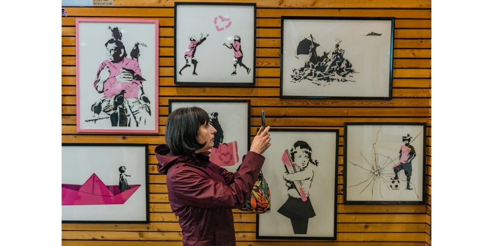 Avril. L’événement Banksy. Avec 38 800 visiteurs en quinze jours (du 12 au 27 avril) à Échirolles, l’exposition Banksy a été l’un des événements de l’année. Avec un public qui est venu parfois de loin : Bretagne, Paris, Suisse… pour voir 250 œuvres de cet artiste qui figure dans le top 10 des 500 artistes contemporains les plus cotés. 50 associations de la métropole grenobloise ont été mobilisées et près de 90 000 € de dons ont été générés par cette rétrospective organisée par la Banksy modeste collection.