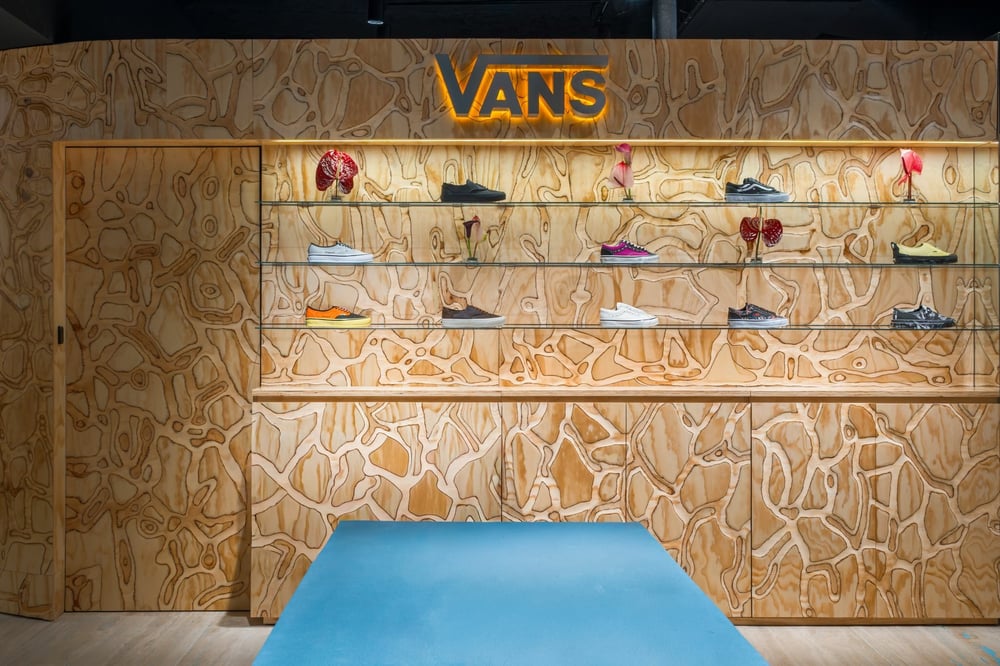Mural de présentation de chaussures dans le nouveau magasin Vans de Paris
