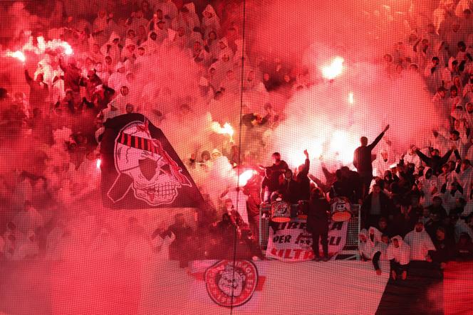 Des supporteurs ultras de l’OGC Nice, lors du match entre les Aiglons et l’Olympique de Marseille, le 21 novembre 2025 à Nice.