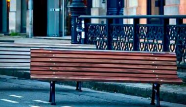 la mairie écologiste assure avoir installé «par erreur» des bancs sur des places de stationnement