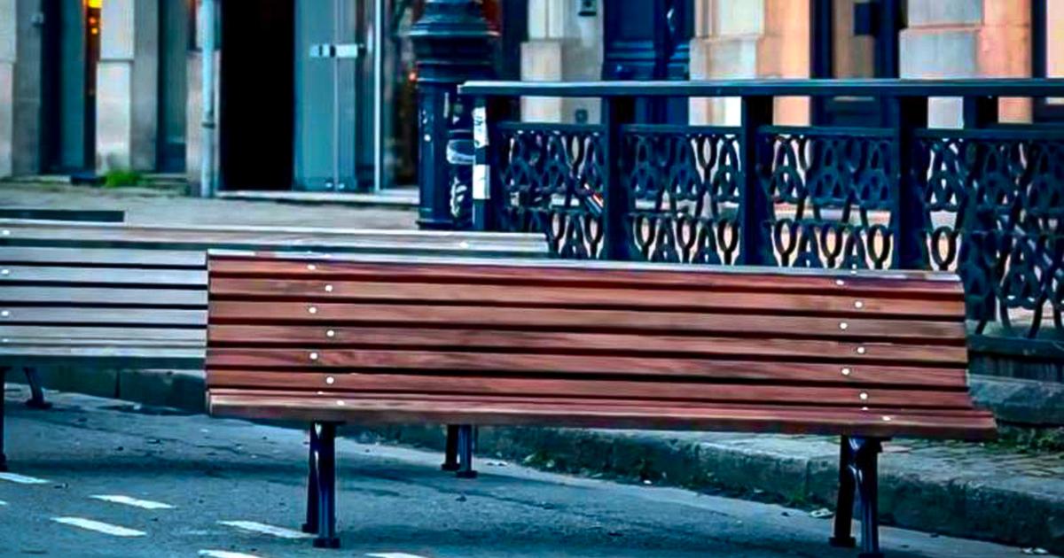 la mairie écologiste assure avoir installé «par erreur» des bancs sur des places de stationnement