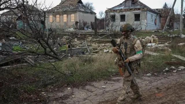 Un soldat ukrainien armé en patrouille à Donetsk 