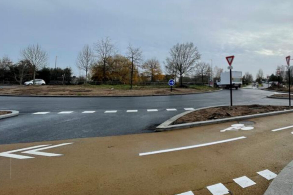 Sur ce rond-point, les cyclistes ont la priorité sur les automobilistes, qu'ils arrivent de la gauche ou de la droite.