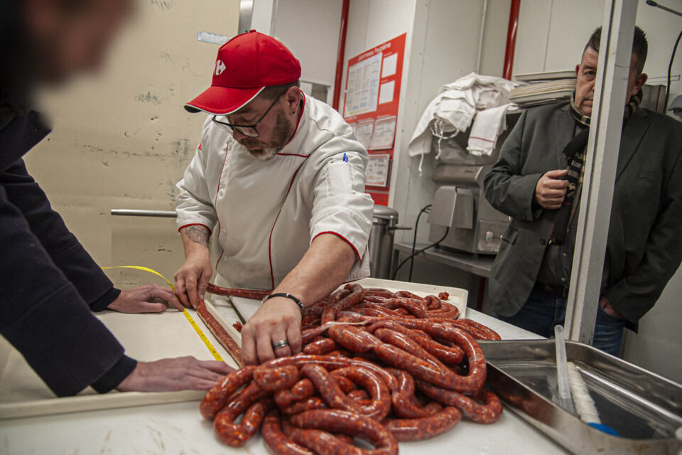 Samuel Cavelier et l'huissier ont mesuré la merguez réalisée. Les 23,70 mètres ne suffiront poas pour battre le record mondial.