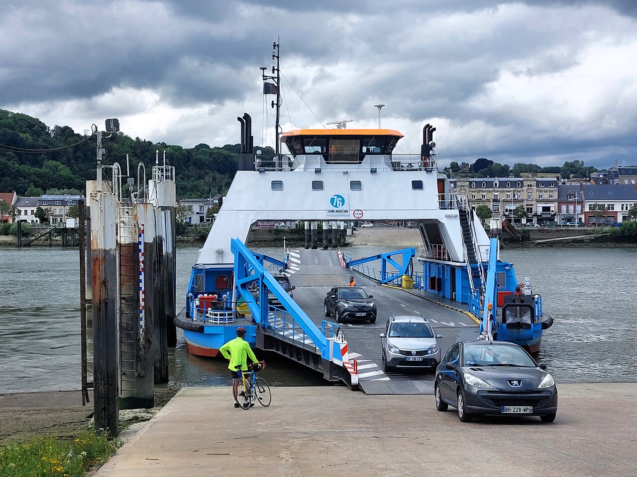 La d&eacute;cision de mettre un bac &agrave; l&rsquo;arr&ecirc;t pour cause de mauvaise visibilit&eacute; est prise par son capitaine.  (&copy; FM/76actu)