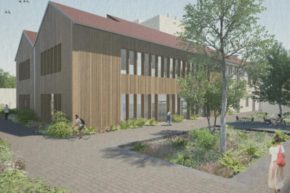 Vue sur les Ateliers Normand réhabilités, depuis l’intérieur de la future cour.