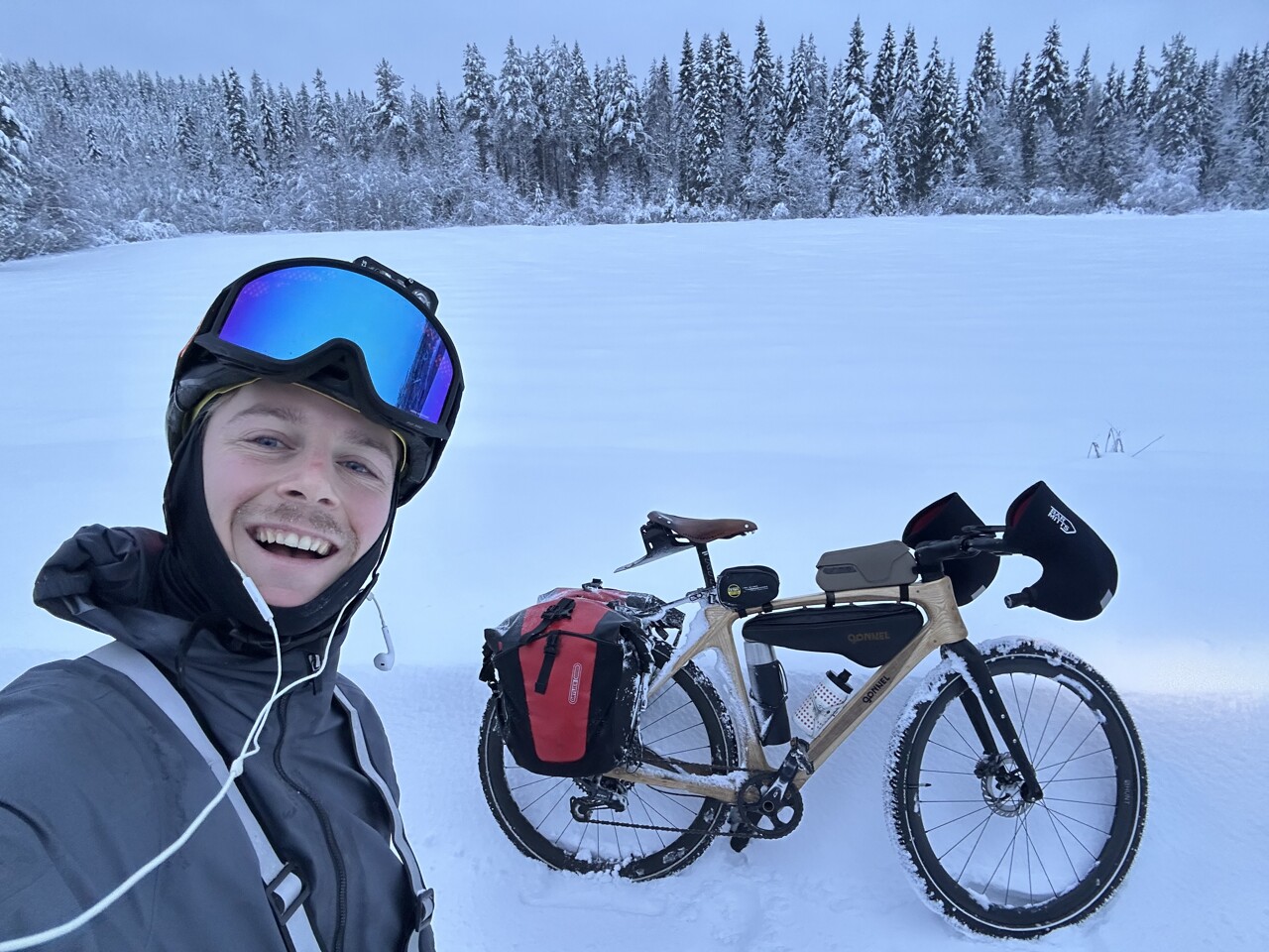 Ce Bordelais a parcouru des milliers de kilomètres à vélo pour donner des lettres en main propre au Père Noël