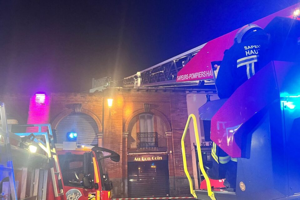 Deux échelles ont été déployées. La toiture a été touchée.