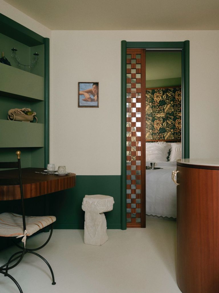 Un tout petit appartement au pied de Montmartre pensé comme une chambre d'hôtel