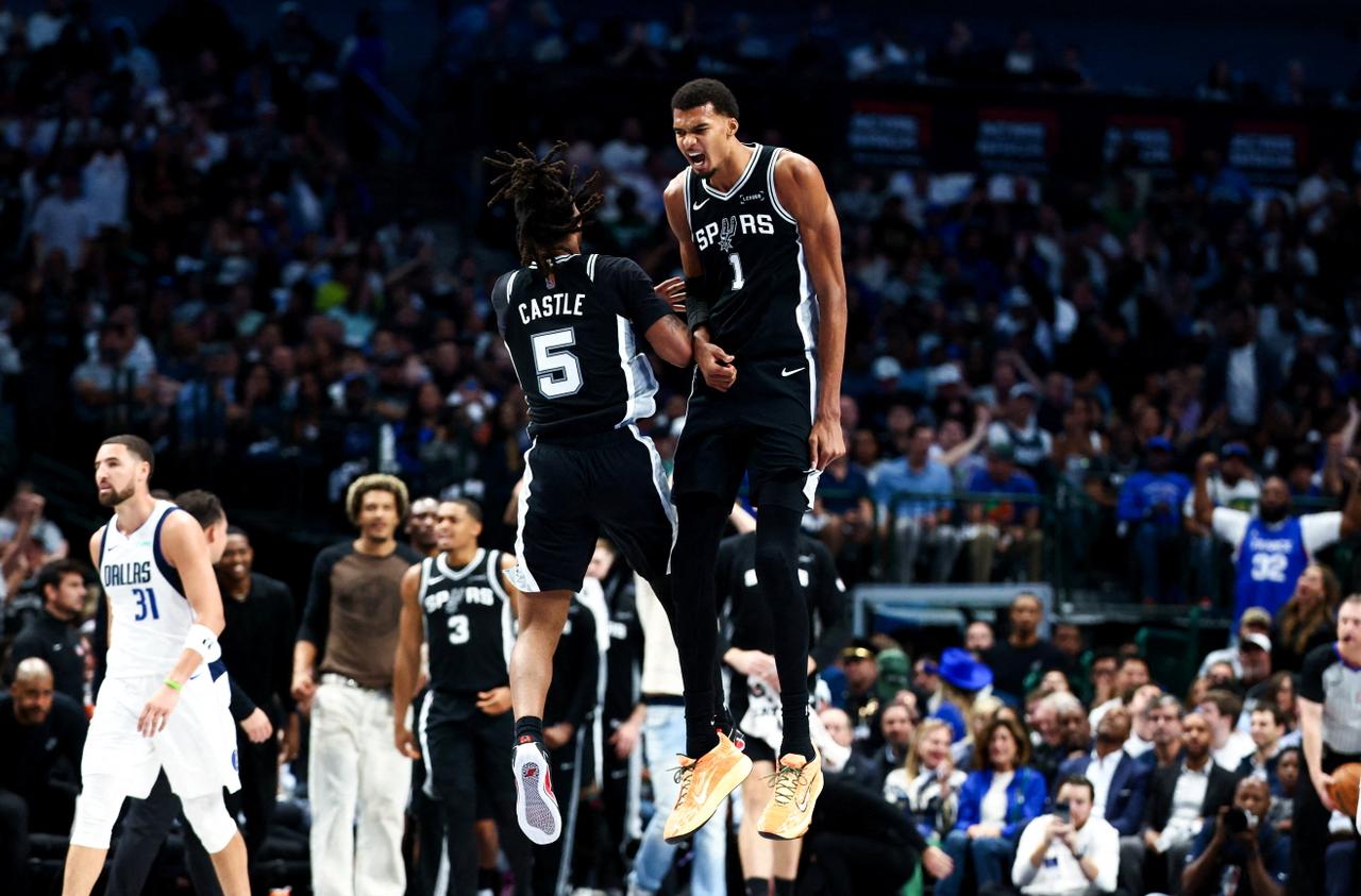 WEMBY, TOUJOURS PLUS HAUT. À Dallas, le 22 octobre 2025, la joie de Victor Wembanyama pendant le match face aux Mavericks de Dallas, facilement remporté par son équipe, les Spurs de San Antonio (125-92). Écarté des terrains pendant de longs mois après une blessure, le jeune basketteur français a effectué un début de saison tonitruant. Avant de se blesser de nouveau. Et de revenir encore plus fort.