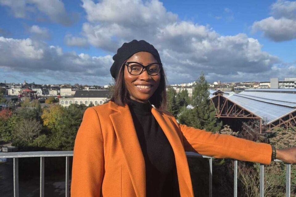 Sira est une maman solo. À la naissance de sa fille, elle a reçu le soutien de l'association nantaise Marraine & Vous.